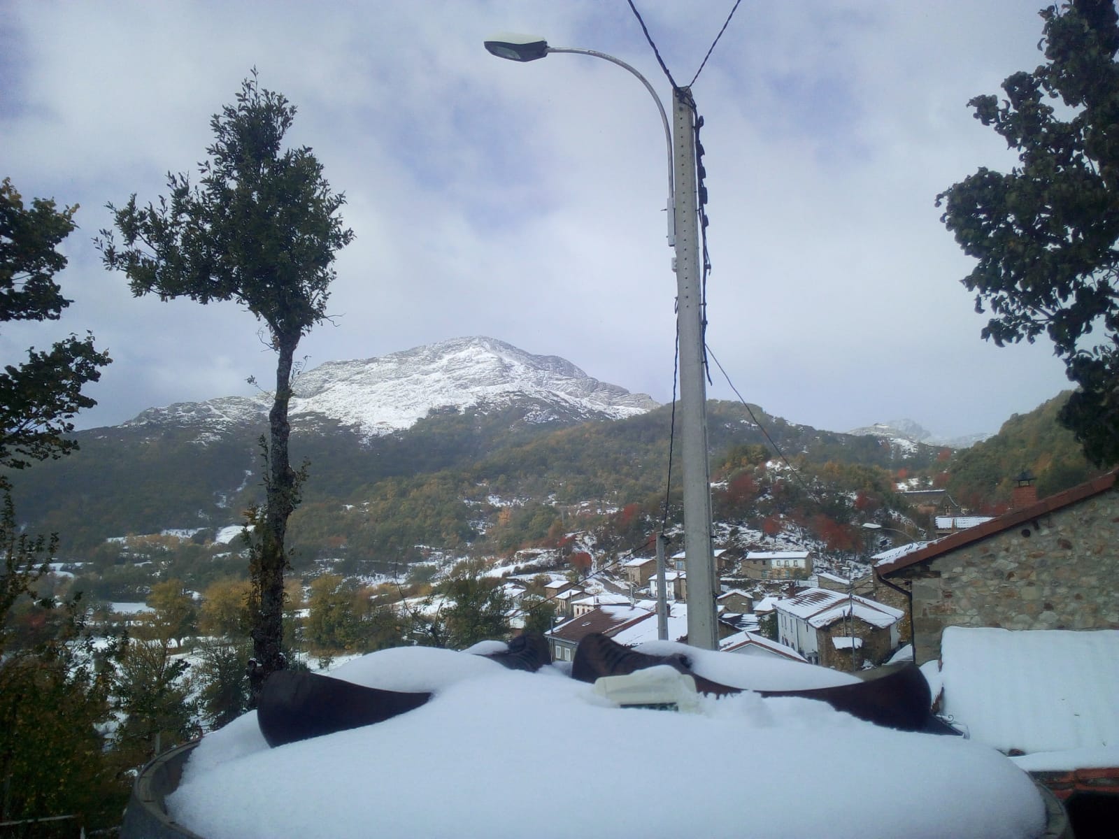 Protección civil ayudado por los vecinos de las localidades de Ferreras del Puerto, Las Muñecas, La Mata y el Otero se apresuran a retirar la nieve de las calles y echar sal para evitar que se formen placas de hielo