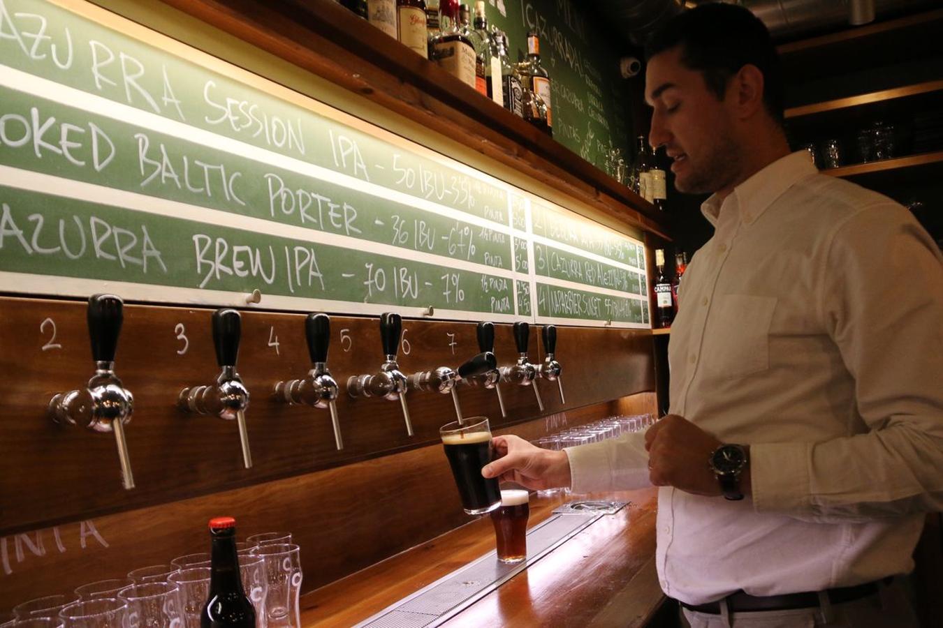 La Cervecería Cazurra está ubicada en la Calle Arquitecto Lázaro, 6