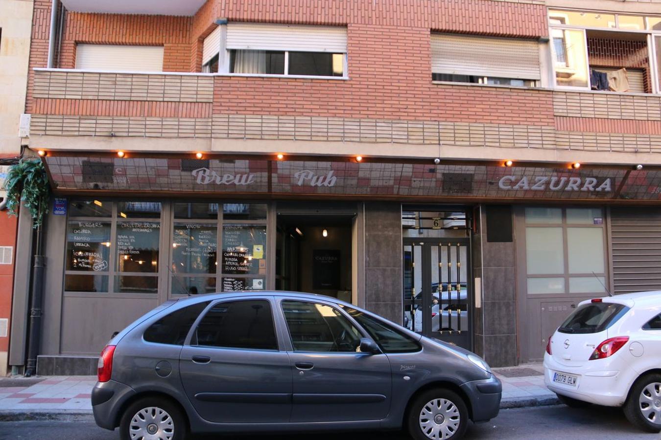 La Cervecería Cazurra está ubicada en la Calle Arquitecto Lázaro, 6