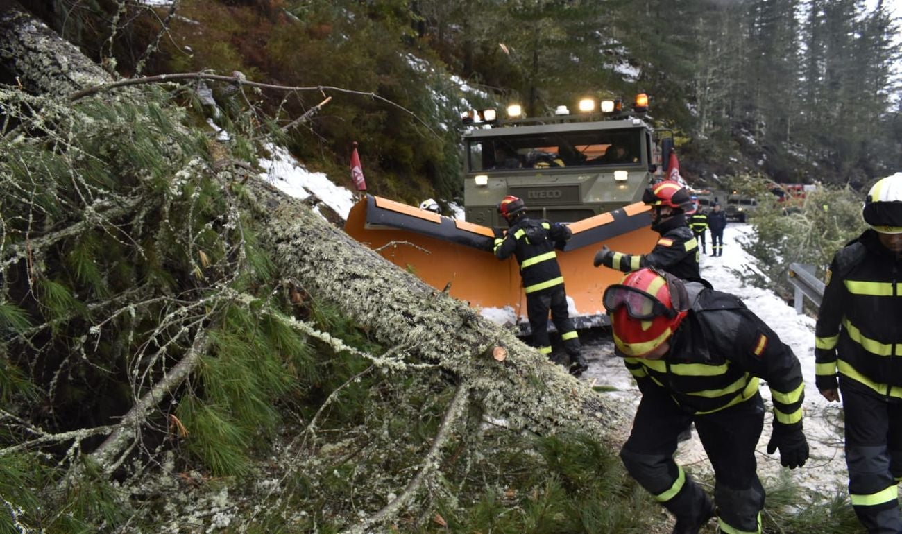 La UME de León acude al rescate de una persona que precisaba de asistencia sanitaria en esta localidad asturiana perteneciente al concejo de Ibias y aislada por la nieve