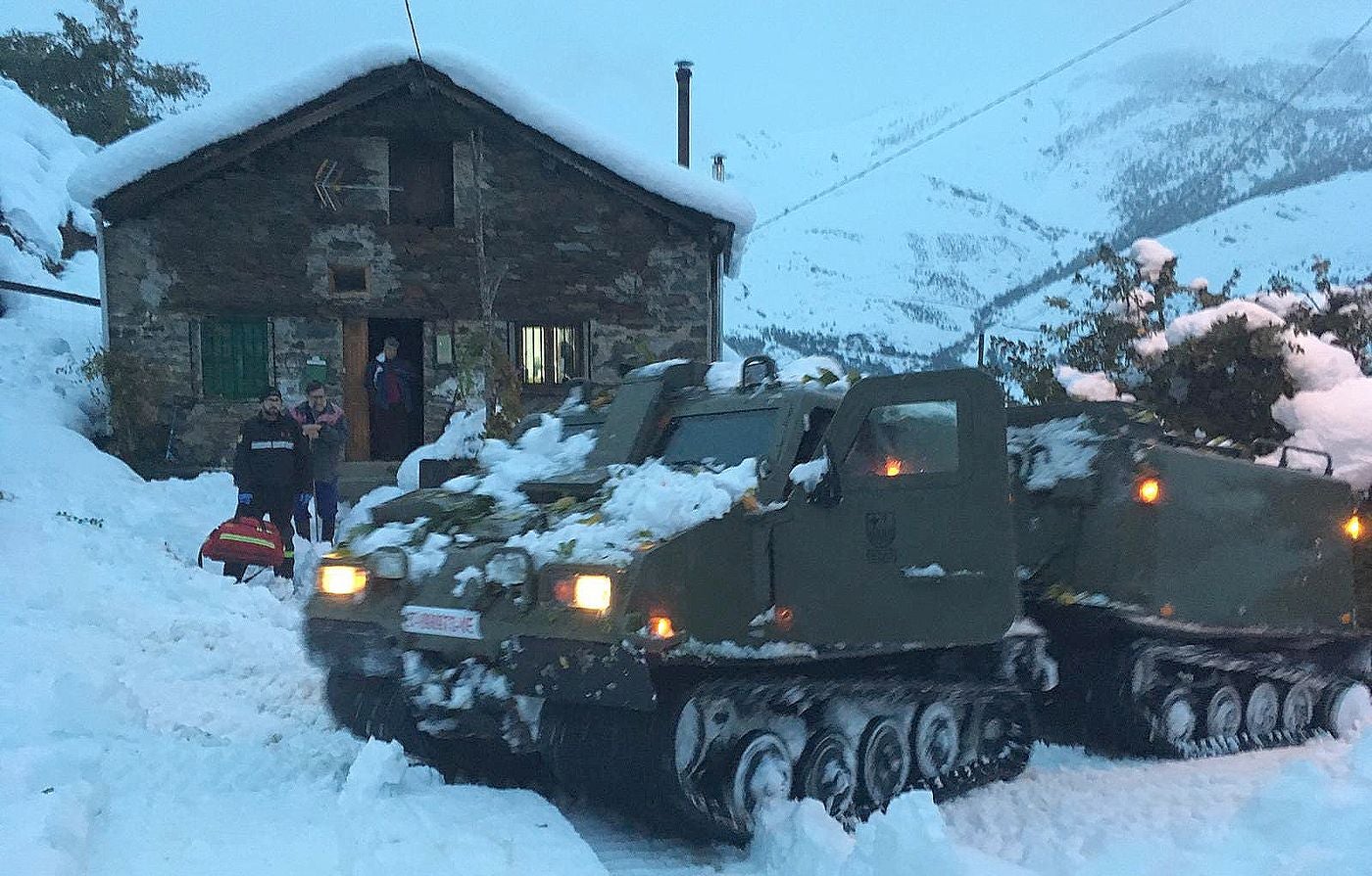 La UME de León acude al rescate de una persona que precisaba de asistencia sanitaria en esta localidad asturiana perteneciente al concejo de Ibias y aislada por la nieve