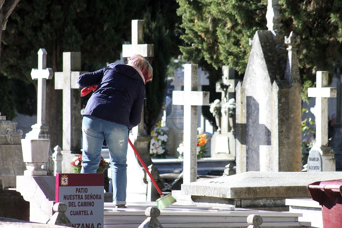 El cementerio de León se prepara para vivir el tradicional Día de Todos los Santos