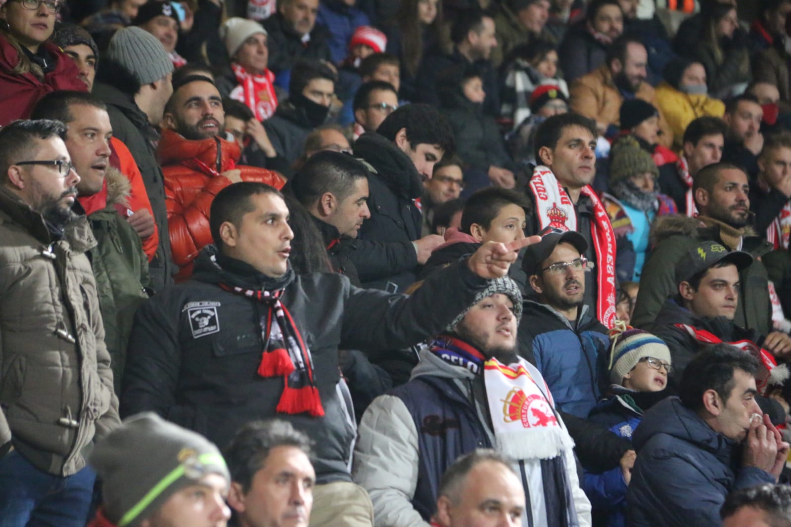 La grada del Reino de León arropó a la Cultural y Deportiva Leonesa en un gran partido ante el FC Barcelona