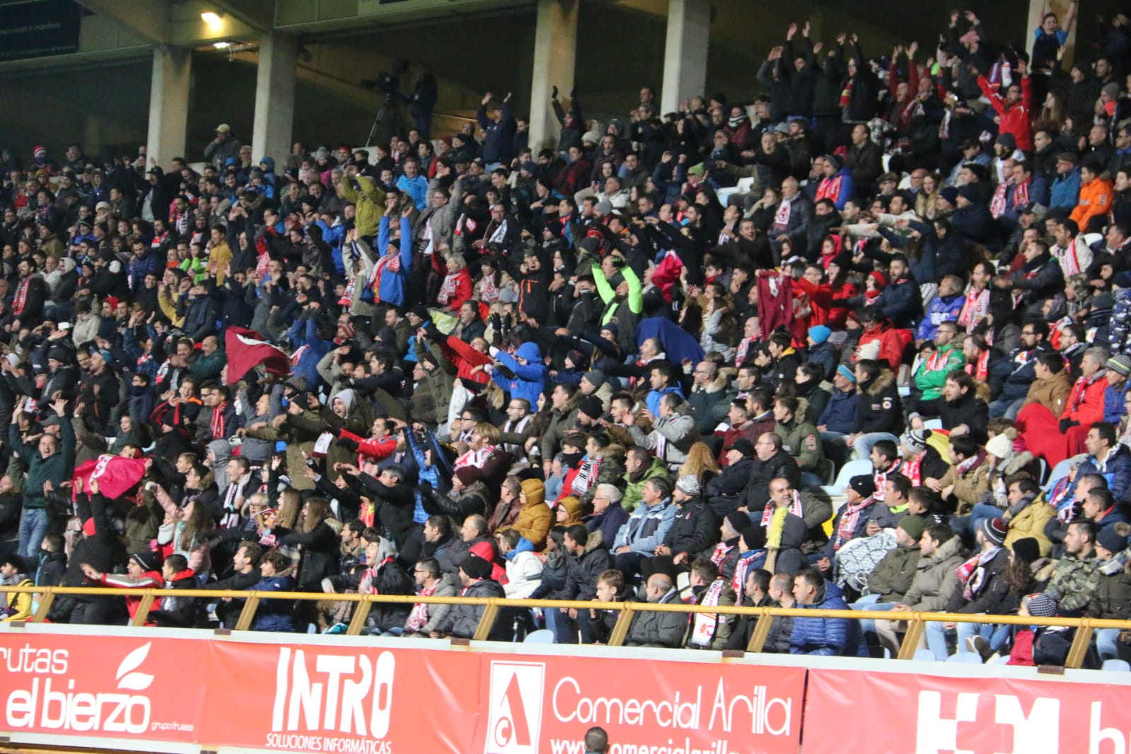 La grada del Reino de León arropó a la Cultural y Deportiva Leonesa en un gran partido ante el FC Barcelona