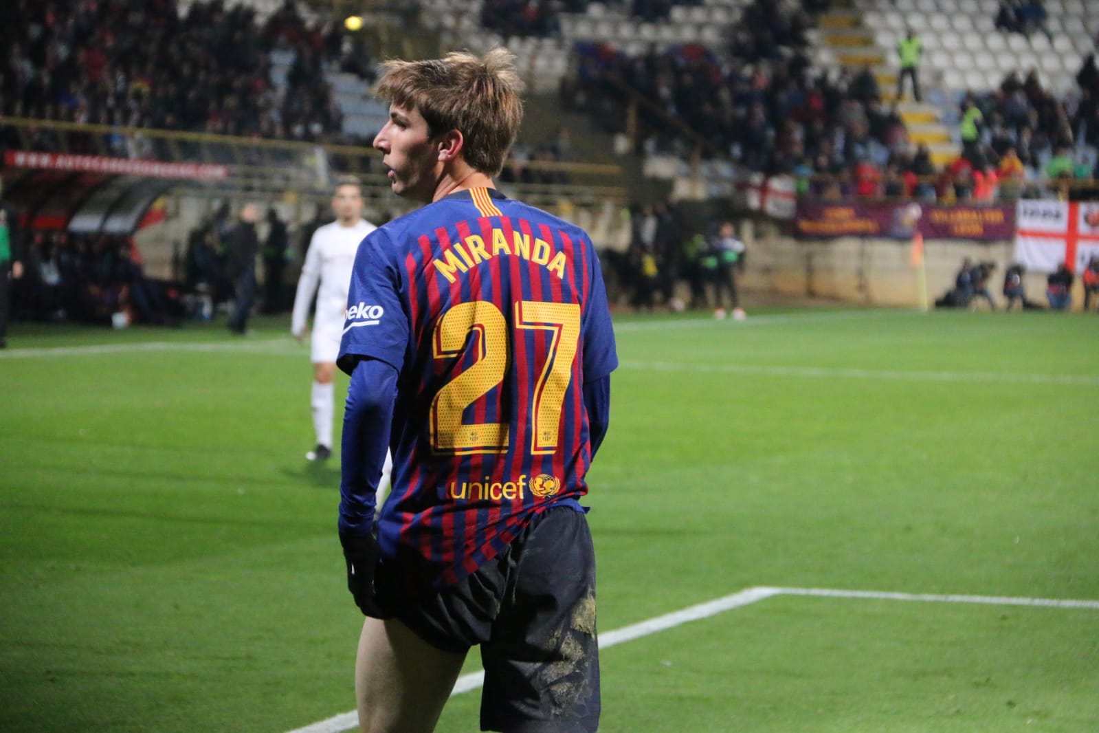 La grada del Reino de León arropó a la Cultural y Deportiva Leonesa en un gran partido ante el FC Barcelona