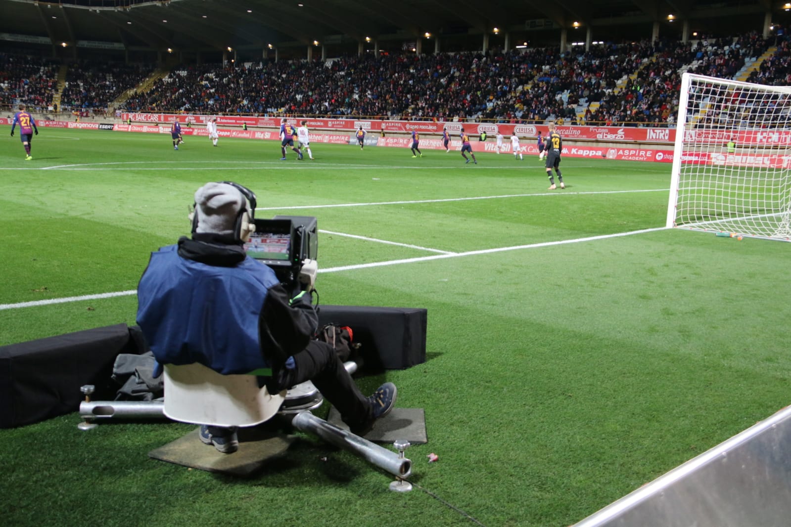 La grada del Reino de León arropó a la Cultural y Deportiva Leonesa en un gran partido ante el FC Barcelona