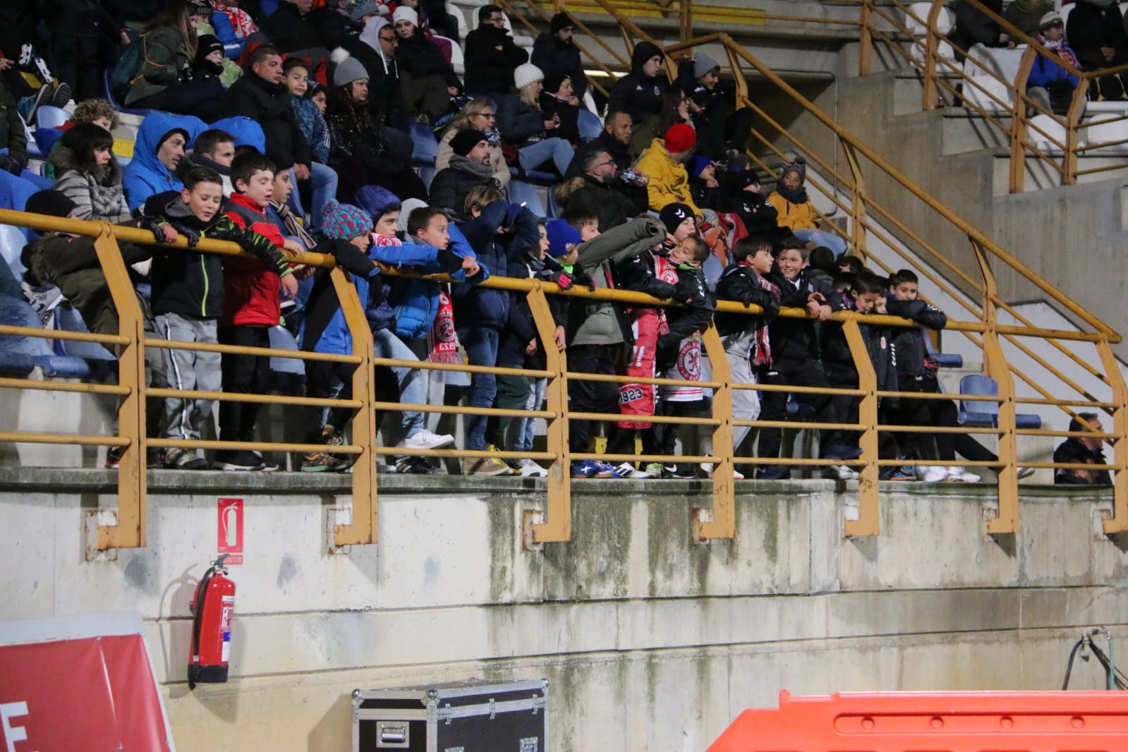 La grada del Reino de León arropó a la Cultural y Deportiva Leonesa en un gran partido ante el FC Barcelona