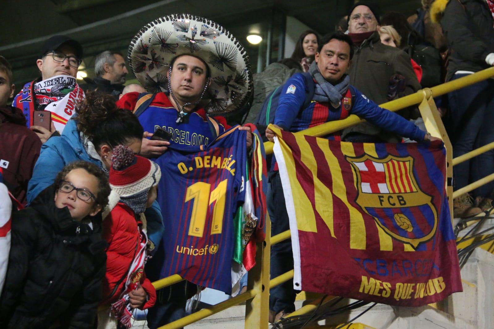 La grada del Reino de León arropó a la Cultural y Deportiva Leonesa en un gran partido ante el FC Barcelona