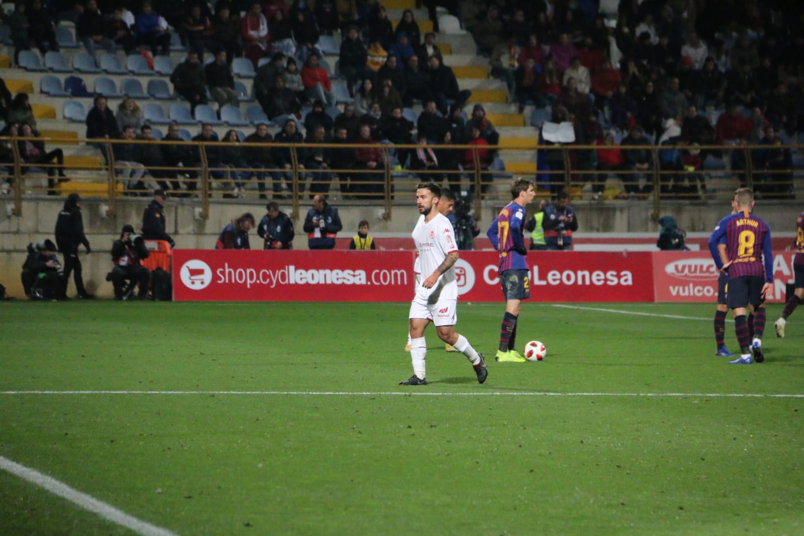 La grada del Reino de León arropó a la Cultural y Deportiva Leonesa en un gran partido ante el FC Barcelona