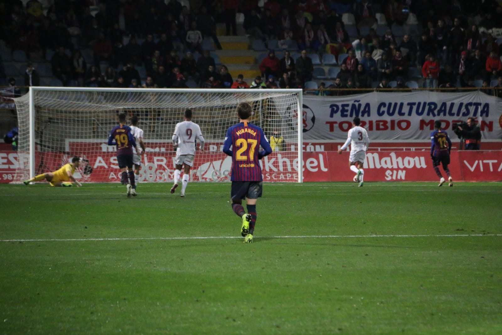 La grada del Reino de León arropó a la Cultural y Deportiva Leonesa en un gran partido ante el FC Barcelona