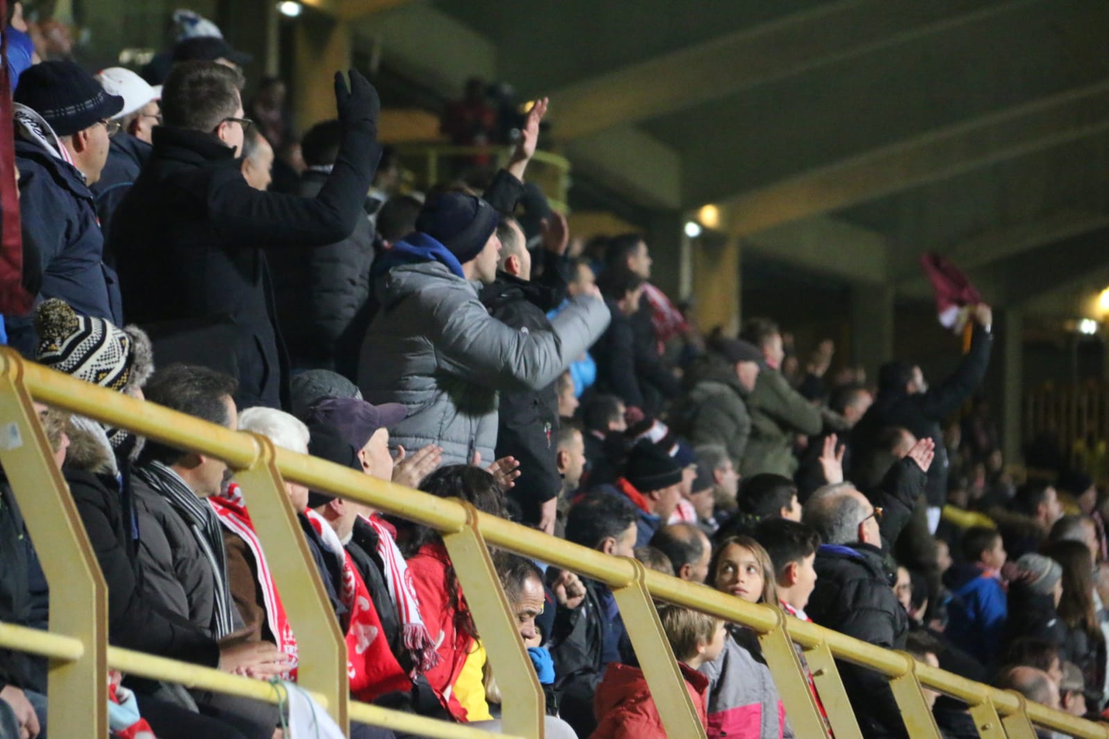 La grada del Reino de León arropó a la Cultural y Deportiva Leonesa en un gran partido ante el FC Barcelona