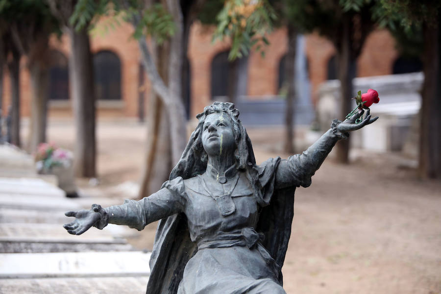 Panteón con la figura de una niña atribuida al escultor Aurelio Carretero en el cementerio del Carmen de Valladolid.