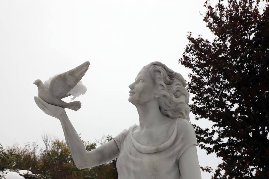 Escultura de una mujer con una paloma en el cementerio de la localidad palentina de Gramedo.