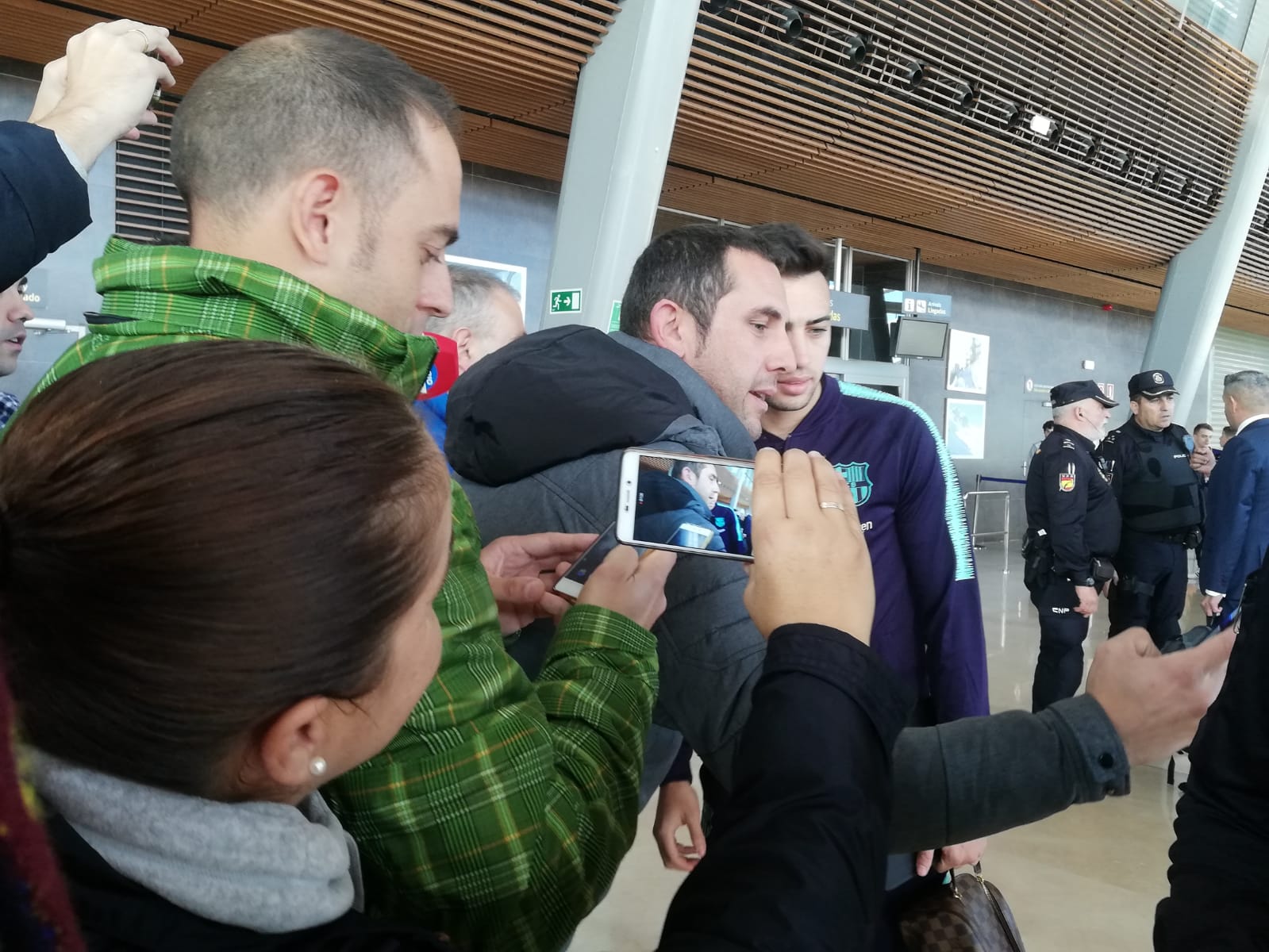 Expectación en el Aeropuerto de León para recibir al conjunto blaugrana en la capital | El equipo de Valverde empleará la jornada para descanso y paseo hasta la hora del partido