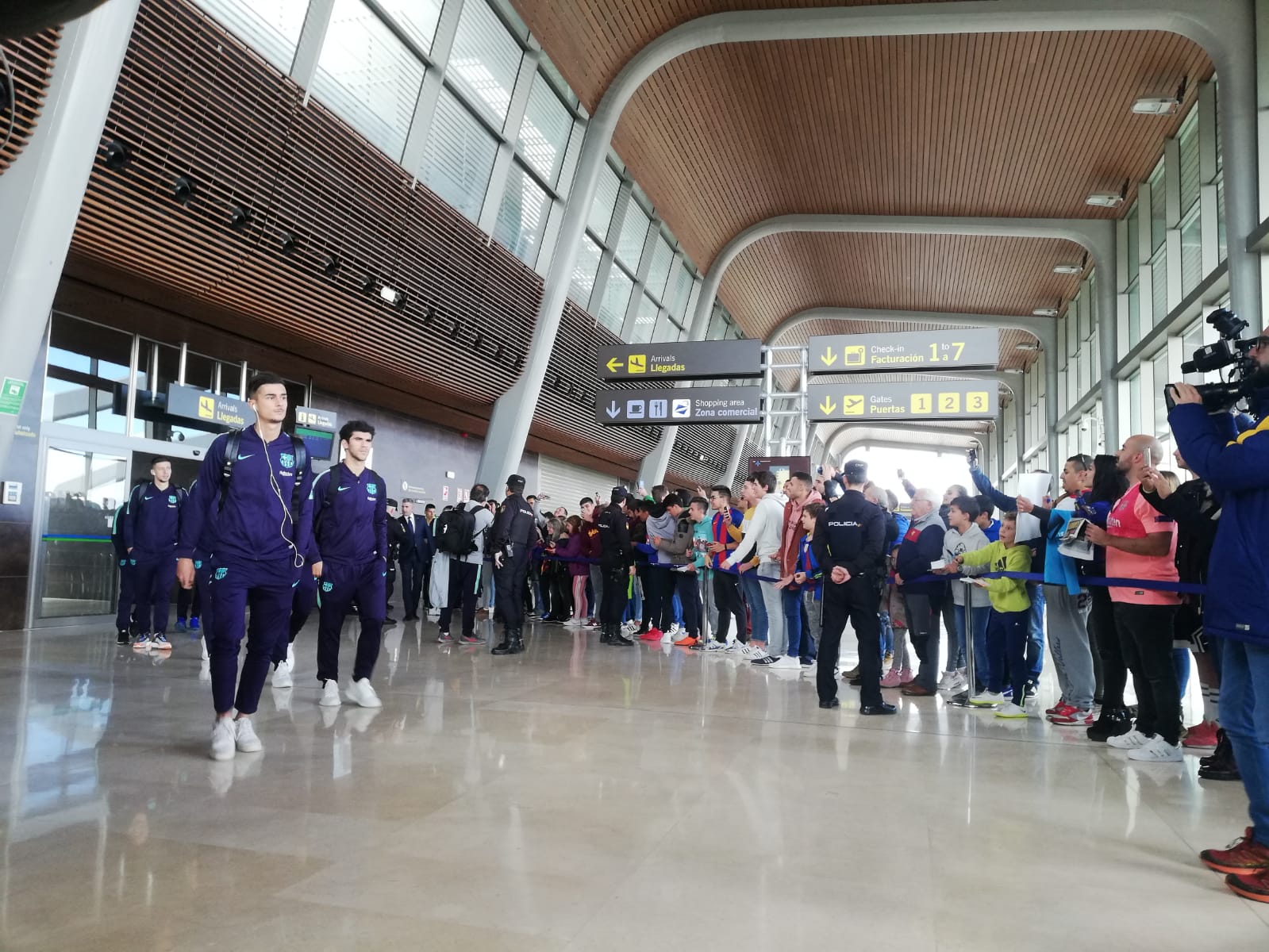 Expectación en el Aeropuerto de León para recibir al conjunto blaugrana en la capital | El equipo de Valverde empleará la jornada para descanso y paseo hasta la hora del partido