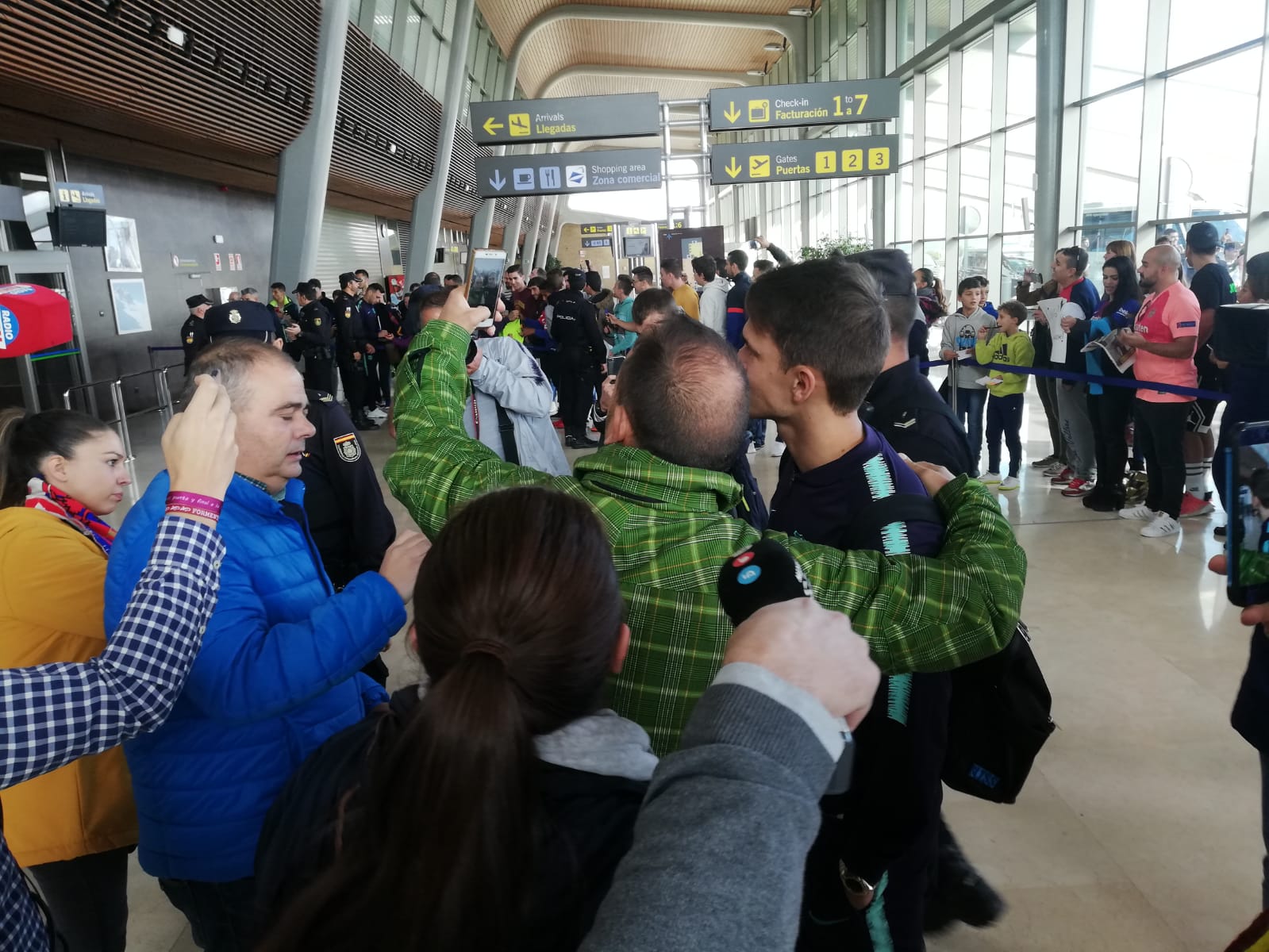 Expectación en el Aeropuerto de León para recibir al conjunto blaugrana en la capital | El equipo de Valverde empleará la jornada para descanso y paseo hasta la hora del partido