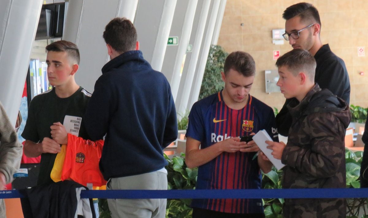 Expectación en el Aeropuerto de León para recibir al conjunto blaugrana en la capital | El equipo de Valverde empleará la jornada para descanso y paseo hasta la hora del partido