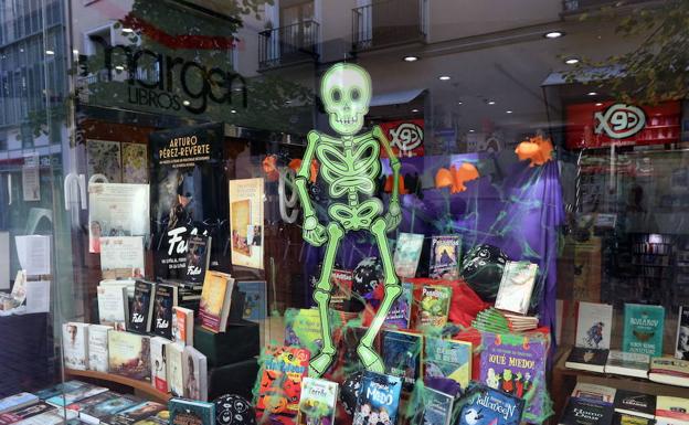 Librería Margen de Valladolid, decorada para Halloween en 2016