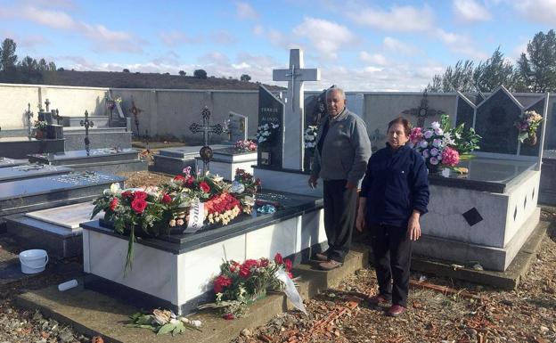 Una familia depositta flores este miércoles en la localidad de Audanzas.