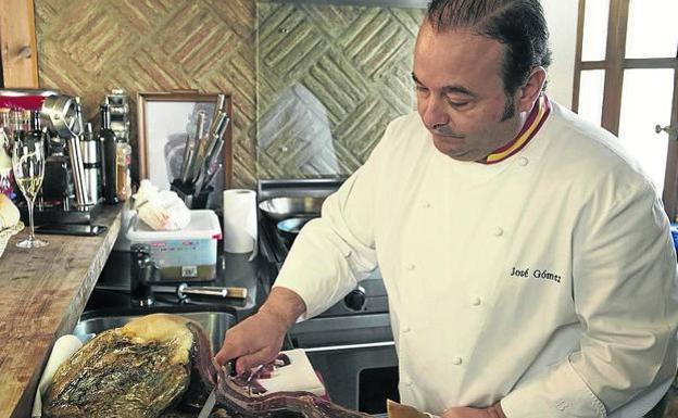 José Gómez, en su casa de Guijelo. :: 