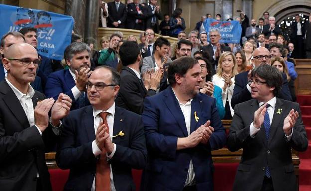 De izquierda a derecha: Raul Romeva, Jordi Turull, Oriol Junqueras y Carles Puigdemont, aplauden en el parlament la declaración de independencia
