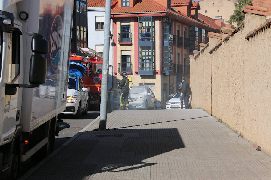 Al suceso, que se produjo sobre las 12.30 horas de este viernes, acudieron una dotación de Bomberos y varias patrullas de la Policía Local