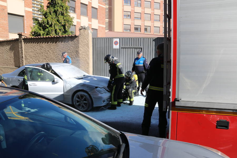 Al suceso, que se produjo sobre las 12.30 horas de este viernes, acudieron una dotación de Bomberos y varias patrullas de la Policía Local