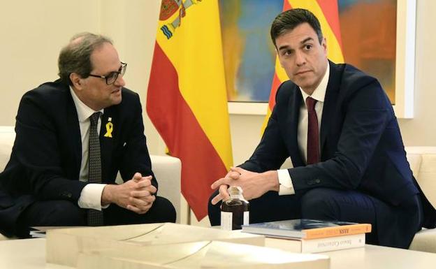 Pedro Sánchez (d) recibe en la Moncloa al president de la Generalitat de Cataluña, Quim Torra. 