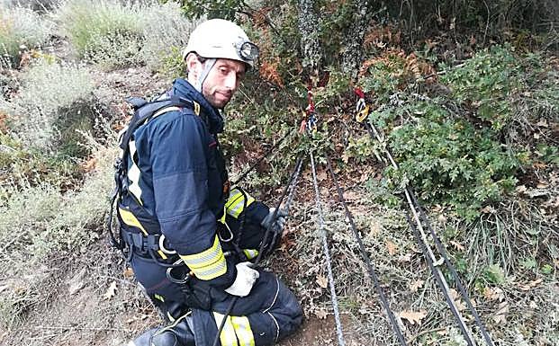 Un bombero prepara el sistema de rescate. 