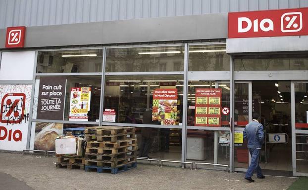 Un hombre entra en supermercado de Dia. 