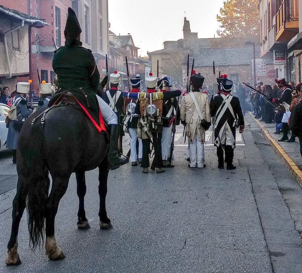 Cacabelos recrea con un centenar de figurantes la batalla entre fuerzas inglesas y francesas con la muerte de Auguste François-Marie de Colbert-Chabanais por el disparo de del francotirador Thomas Plunkett
