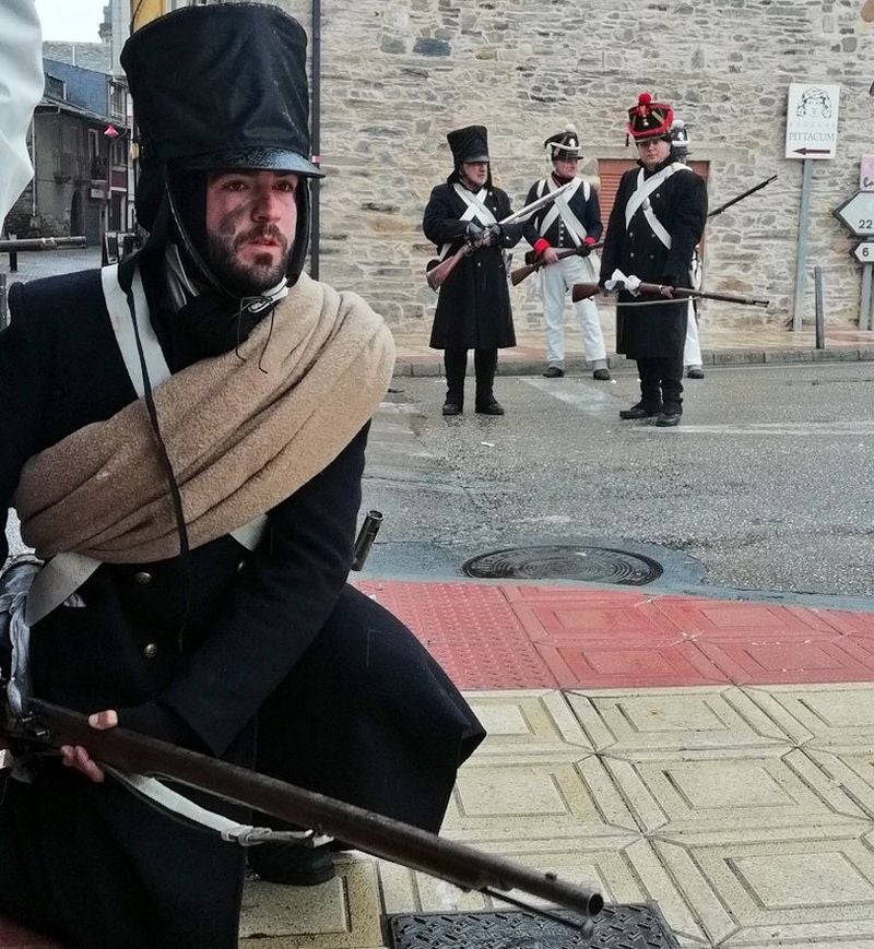 Cacabelos recrea con un centenar de figurantes la batalla entre fuerzas inglesas y francesas con la muerte de Auguste François-Marie de Colbert-Chabanais por el disparo de del francotirador Thomas Plunkett