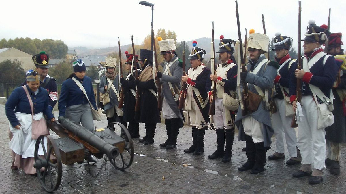 Cacabelos recrea con un centenar de figurantes la batalla entre fuerzas inglesas y francesas con la muerte de Auguste François-Marie de Colbert-Chabanais por el disparo de del francotirador Thomas Plunkett