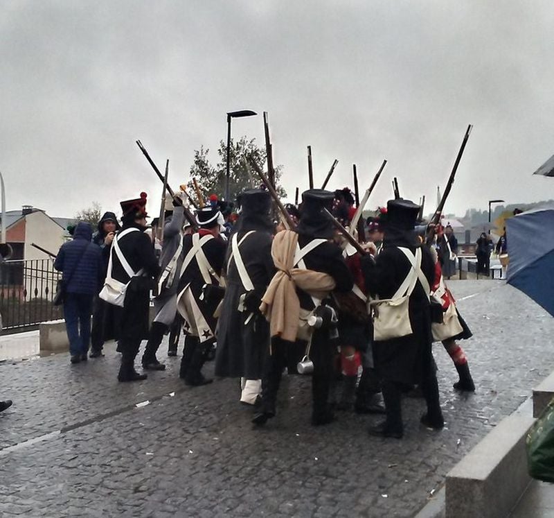 Cacabelos recrea con un centenar de figurantes la batalla entre fuerzas inglesas y francesas con la muerte de Auguste François-Marie de Colbert-Chabanais por el disparo de del francotirador Thomas Plunkett