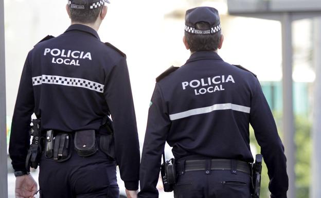 Imagen de dos policías locales.