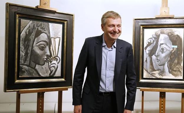 Dmitri Rybolovlev, entre dos obras de Picasso. 