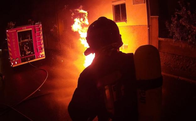 Intervención de los Bomberos de León en San Andrés.