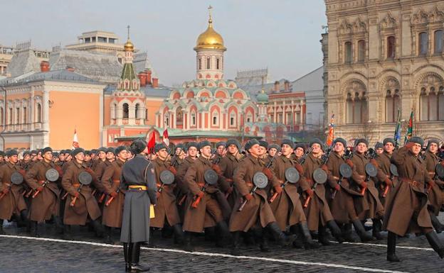 Soldados rusos con uniformes históricos participan en el desfile de la Plaza Roja.