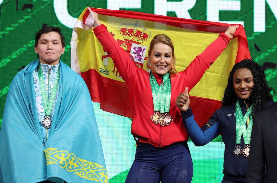 La haltera leonesa, en el podio, tras conseguir el oro.