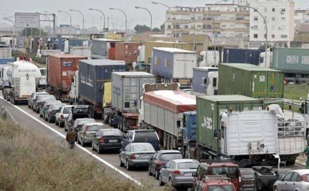 Una caravana repleta de camiones. 