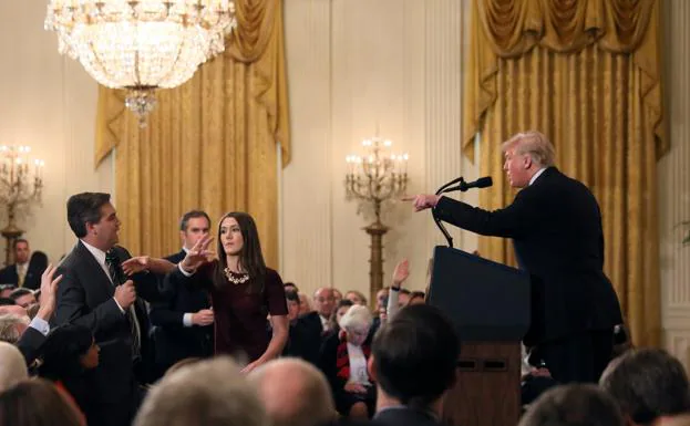 Jim Acosta discute con Donald Trump durante una rueda de prensa en la Casa Blanca.