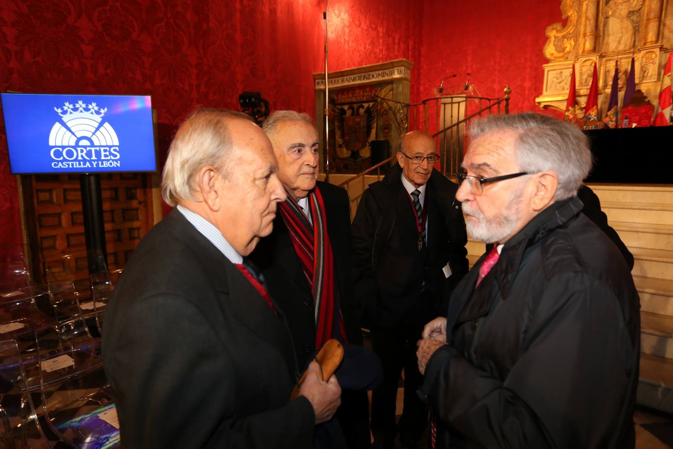 La iglesia del Monasterio de Santa Clara de Tordesillas ha sido el lugar elegido para el homenaje a los más de 470 procuradores que desde mayo de 1983 han trabajado en el hemiciclo regional