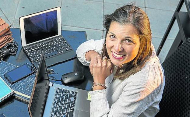 Soraya Mayo posa entre aparatos de telefonía, tabletas, agendas..., muestra de que su tarea diaria requiere de constante actividad.