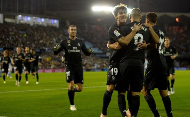 Odriozola felicita a Benzema tras su golazo. 