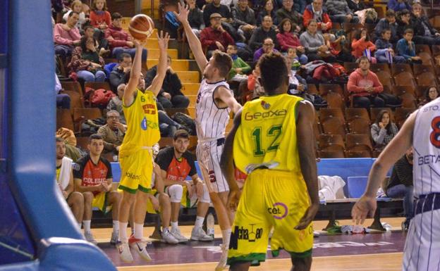 Acción de juego de un partido de Basket León.