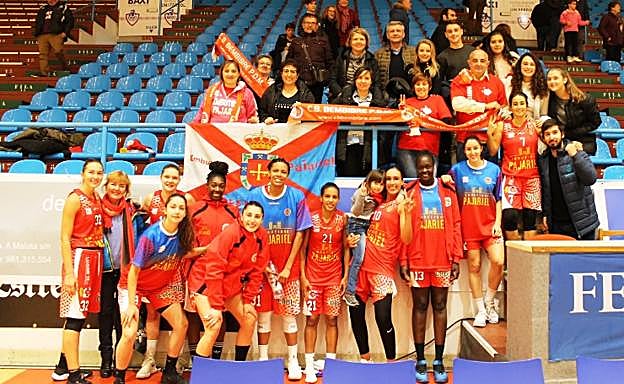 Las jugadoras celebran el triunfo con la afición desplazada.