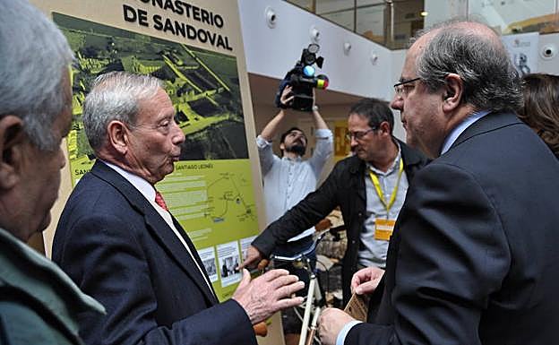 El presidente de la Junta visita el stand de Promonumenta.