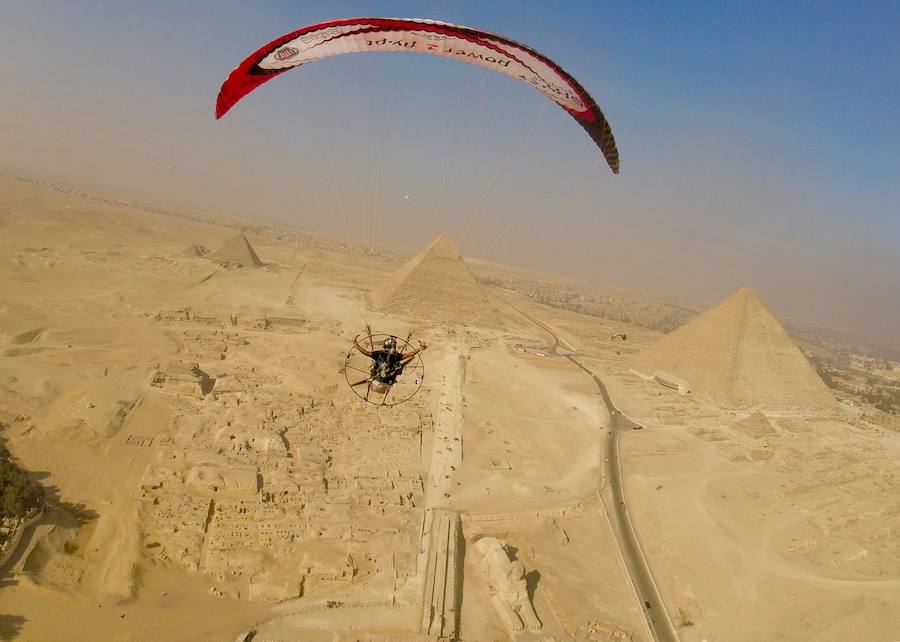 Víctor Rodríguez, que ha finalizado en el 'top 10' en el Campeonato Mundial de Slalom en paramotor, tuvo tiempo para vislumbrar ha vista de pájaros sobre el lugar donde descansa el faraón Keops