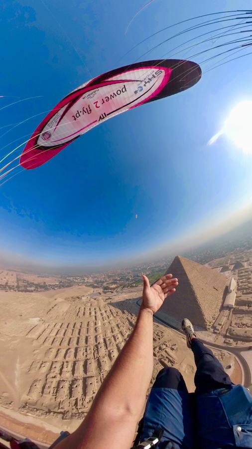 Víctor Rodríguez, que ha finalizado en el 'top 10' en el Campeonato Mundial de Slalom en paramotor, tuvo tiempo para vislumbrar ha vista de pájaros sobre el lugar donde descansa el faraón Keops