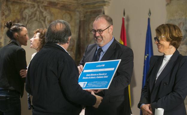 El consejero de Educación, Fernando Rey, preside la entrega de reconocimientos Unicef a centros educativos.